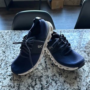 Cloudswift 3 men’s size 9.5 great condition worn twice.